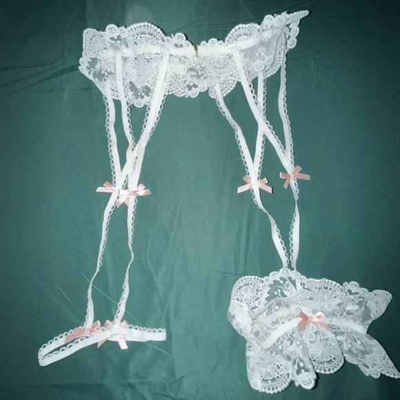 Embroidered white lace lingerie set with garter belt - Picture 6 of 7